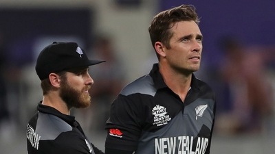 New Zealand's Tim Southee, right, listens to captain Kane Williamson before bowling his next delivery during the Cricket Twenty20 World Cup final match between New Zealand and Australia in Dubai, UAE, Sunday, Nov. 14, 2021 (AP) New Zealand's Tim Southee, right, listens to captain Kane Williamson before bowling his next delivery during the Cricket Twenty20 World Cup final match between New Zealand and Australia in Dubai, UAE, Sunday, Nov. 14, 2021 (AP)