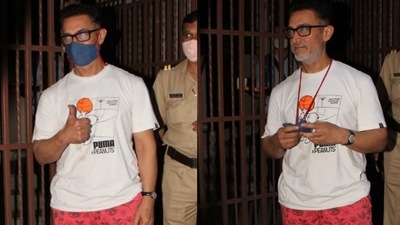 Aamir Khan spotted outisde ex wife Reena Dutta's home. (Varinder Chawla. ) Aamir Khan spotted outisde ex wife Reena Dutta's home. (Varinder Chawla. )