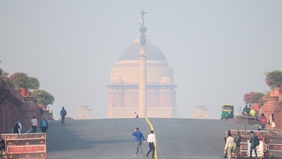 People walk near Rashtrapati Bhavan amid smoggy conditions in New Delhi. (AFP Photo) People walk near Rashtrapati Bhavan amid smoggy conditions in New Delhi. (AFP Photo)