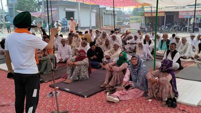Farmers holding a dharna outside the office of Hansi superintendent of police (SP) Nitika Gahlaut on Monday. (HT Photo)