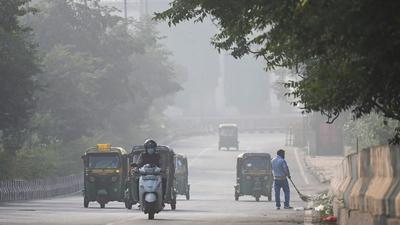 Commuters make their way along a street amid smoggy conditions in New Delhi on Monday. (AFP) Commuters make their way along a street amid smoggy conditions in New Delhi on Monday. (AFP)