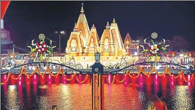 Lakhs of devotees from across the country converge on to the Brahma Sarovar in Kurukshetra during the International Gita Mahotsav to take a dip. (HT File)