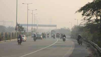 New Delhi, Nov 15 (ANI): Vehicles commute in the dense smog as the city's air quality decreases due to rising air pollution, in New Delhi on Monday. (ANI Photo) (Amit Sharma) New Delhi, Nov 15 (ANI): Vehicles commute in the dense smog as the city's air quality decreases due to rising air pollution, in New Delhi on Monday. (ANI Photo) (Amit Sharma)