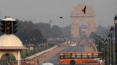 Delhi's air quality on Monday reached the lower end of 'very poor' category with Air Quality Index (AQI) at 318 (overall), according to the System of Air Quality and Weather Forecasting And Research (SAFAR). (HT Photo/Biplov Bhuyan) Delhi's air quality on Monday reached the lower end of 'very poor' category with Air Quality Index (AQI) at 318 (overall), according to the System of Air Quality and Weather Forecasting And Research (SAFAR). (HT Photo/Biplov Bhuyan)