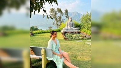 Sonakshi Sinha relaxes under a tree with a statue of Gautam Buddha next to her. (Instagram/@aslisona) Sonakshi Sinha relaxes under a tree with a statue of Gautam Buddha next to her. (Instagram/@aslisona)