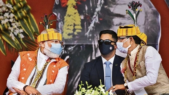 PM Narendra Modi with Madhya Pradesh CM Shivraj Singh Chouhan in Bhopal on Monday.&nbsp;(PTI)