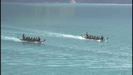 Sportspersons taking part in the four-day 9th Himalayan Goral Dragon Boat Race Championship in Chamba’s Dalhousie. (HT Photo)