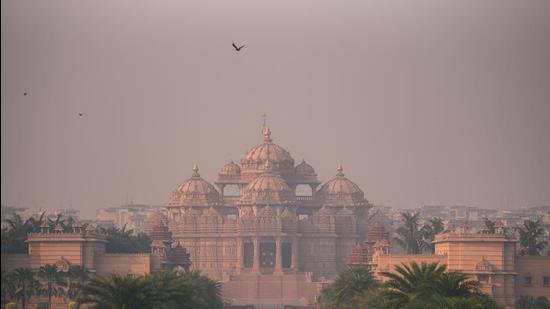 New Delhi , India - Nov. 15, 2021: A view of Akshardham engulfed in thick smog in New Delhi, India, on Monday, November 15, 2021.(Photo by Amal KS / Hindustan Times) (Hindustan Times) New Delhi , India - Nov. 15, 2021: A view of Akshardham engulfed in thick smog in New Delhi, India, on Monday, November 15, 2021.(Photo by Amal KS / Hindustan Times) (Hindustan Times)