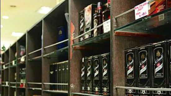 A liquor vend employee was found murdered inside the vend in Lalru, Mohali, on Sunday. (HT File Photo/ Representational image)