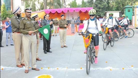 Haryana director general of police (DGP) PK Agrawal flagging off the Jagriti yatra, in which 16 women police personnel will be touring the state on cycles to spread awareness about crimes against women. (HT Photo)