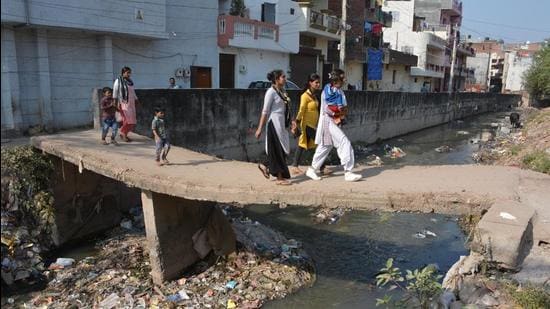 State of wards: There is an open drain that passes through Mauli Jagran, posing a health hazard, especially during monsoons. (Sant Arora/HT)
