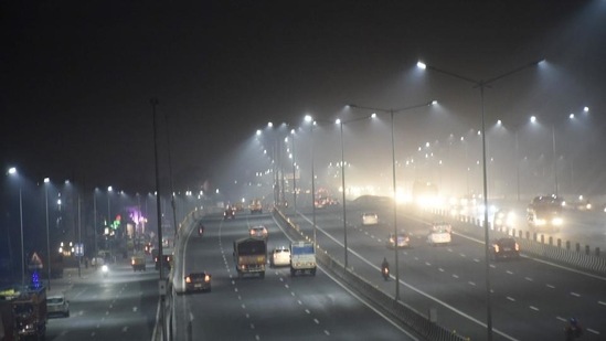 Low visibility on the Delhi Meerut Expressway at Mehrauli in Ghaziabad. No construction and demolition activity is allowed in the capital till November 17, it announced in a desperate effort to contain spiralling air pollution levels.&nbsp;(HT Photo/Sakib Ali)