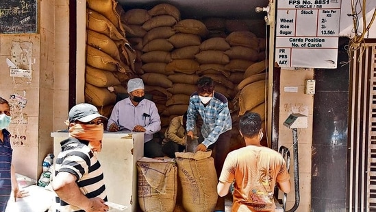 The Centre has moved SC against Delhi government’s doorstep ration scheme.&nbsp;(File photo)