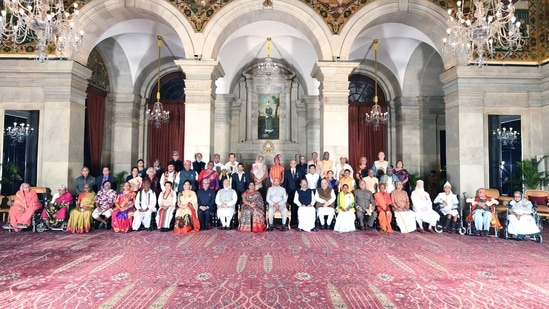 President Ram Nath Kovind, Vice President M. Venkaiah Naidu and Prime Minister Narendra Modi with the Padma Awardees at Rashtrapati Bhavan(Twitter)