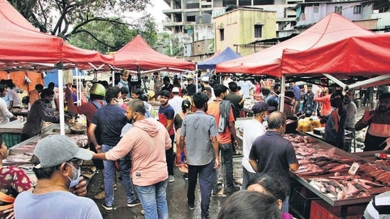 Vadodara Municipal Corporation (VMC) standing committee chairman Hitendra Patel issued oral directives on Thursday to remove all roadside non-vegetarian food stalls if they failed to cover the items properly. (For representation purpose) (RAVINDRA JOSHI/HT)