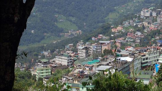 SWhile 41.54 km of the railway line falls in the Darjeeling and Kalimpong districts of West Bengal, the remaining portion of around 3.44 km will run through Sikkim (HT Photo/representative use) SWhile 41.54 km of the railway line falls in the Darjeeling and Kalimpong districts of West Bengal, the remaining portion of around 3.44 km will run through Sikkim (HT Photo/representative use)