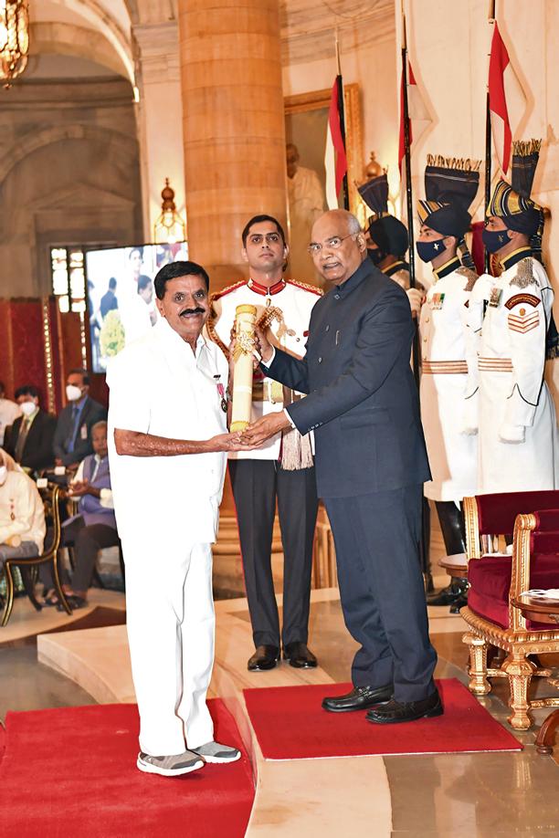 Chintala Venkat Reddy, 71, receives his Padma Shri from President Ram Nath Kovind in Delhi. Reddy’s method, now internationally patented, uses nutrient-enhancing compositions such as carrot extract and sweet potato extract to increase Vitamin D content in plants when applied during irrigation.&nbsp;(TWITTER)