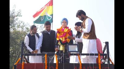 Punjab transport minister Amarinder Singh Raja Warring and others paying tributes to martyr Kartar Singh Sarabha on his 106th martyrdom day. (HT Photo)