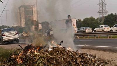 Garbage being burnt along NH48 , in Gurugram on Tuesday. To overcome this, close monitoring will be done to fine violators and ensure waste collection, disposal, and processing system are adhered to, as per norms, said officials. (Vipin Kumar/HT Photo) Garbage being burnt along NH48 , in Gurugram on Tuesday. To overcome this, close monitoring will be done to fine violators and ensure waste collection, disposal, and processing system are adhered to, as per norms, said officials. (Vipin Kumar/HT Photo)