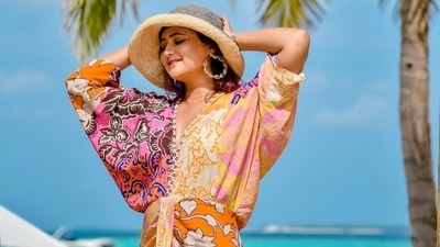 Leaving her silky tresses open down her back, Rashami accessorised her look with a straw hat and a pair of shell-hooped earrings. (Instagram/imrashamidesai) Leaving her silky tresses open down her back, Rashami accessorised her look with a straw hat and a pair of shell-hooped earrings. (Instagram/imrashamidesai)