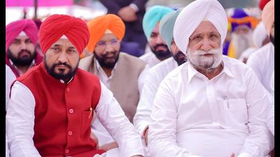 Punjab chief minister Charanjit Singh Channi and his deputy Sukhjinder Singh Randhawa during a function to mark the death anniversary of former Punjab minister and Congress stalwart Sardar Santokh Singh Randhawa at Dharoli village in Gurdaspur on Tuesday. (HT Photo) Punjab chief minister Charanjit Singh Channi and his deputy Sukhjinder Singh Randhawa during a function to mark the death anniversary of former Punjab minister and Congress stalwart Sardar Santokh Singh Randhawa at Dharoli village in Gurdaspur on Tuesday. (HT Photo)