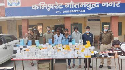 Police have seized smartphones, ₹6,000 cash and valuables from the suspects’ possession on Tuesday. (Sourced) Police have seized smartphones, ₹6,000 cash and valuables from the suspects’ possession on Tuesday. (Sourced)