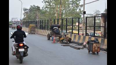 Workers busy putting frames in place for installing view cutters alongside a flyover in Prayagraj. (HT Photo) Workers busy putting frames in place for installing view cutters alongside a flyover in Prayagraj. (HT Photo)