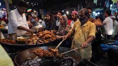 AMC removes non-veg food carts, saying they were ‘obstructing the traffic’. (HT FILE) AMC removes non-veg food carts, saying they were ‘obstructing the traffic’. (HT FILE)