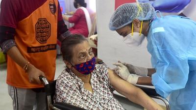 Maharashtra on Tuesday asked for booster doses for its healthcare workers and frontline workers, a reduction in the gap between two Covishield doses from 84 days to 28. (HT FILE) Maharashtra on Tuesday asked for booster doses for its healthcare workers and frontline workers, a reduction in the gap between two Covishield doses from 84 days to 28. (HT FILE)