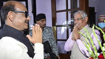 HP governor Rajendra Vishwanath Arlekar welcoming Lok Sabha Speaker Om Birla on his arrival in Shimla on Tuesday. (HT Photo)