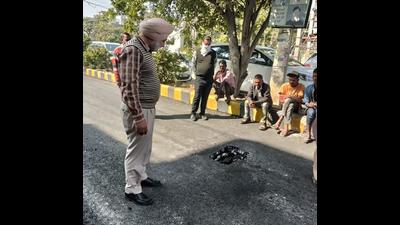 The Model Town-Jawaddi road in Ludhiana which started scraping off a day after carpeting. (HT Photo) The Model Town-Jawaddi road in Ludhiana which started scraping off a day after carpeting. (HT Photo)