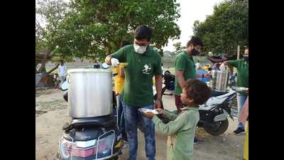 Members of the Robinhood Army distributing food among the needy in Prayagraj. (HT File Photo) Members of the Robinhood Army distributing food among the needy in Prayagraj. (HT File Photo)