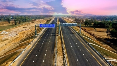 PM Modi will land on the Purvanchal Expressway in a C-130J Super Hercules transport aircraft. (PM Modi/Twitter) PM Modi will land on the Purvanchal Expressway in a C-130J Super Hercules transport aircraft. (PM Modi/Twitter)