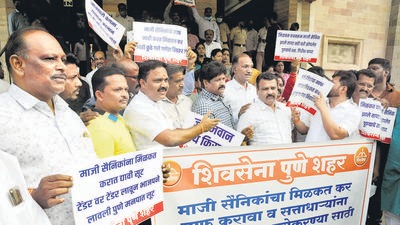 Shiv Sena party workers staged a protest at PMC headquarters against BJP on Tuesday, demanding property tax waiver for ex-servicemen. (HT)