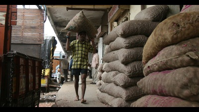 Mathadis went on strike again against unloading bags heavier than 50kg at APMC market in Navi Mumbai. (For representational purposes only) (HT FILE PHOTO)