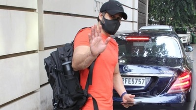 Emraan Hashmi waved at the paparazzi outside a gym in Khar. (Varinder Chawla) Emraan Hashmi waved at the paparazzi outside a gym in Khar. (Varinder Chawla)