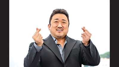 Don Lee makes the Korean ‘finger heart’ (Corbis via Getty Images)