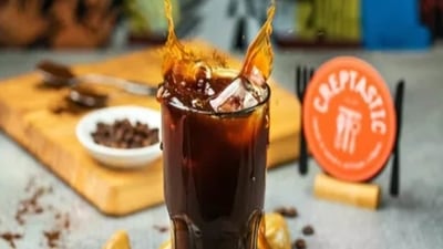 Avoid carbonated beverages: The caffeine in carbonated beverages or tea and coffee may aggravate symptoms of acid reflux and must be avoided. Avoid carbonated beverages: The caffeine in carbonated beverages or tea and coffee may aggravate symptoms of acid reflux and must be avoided.