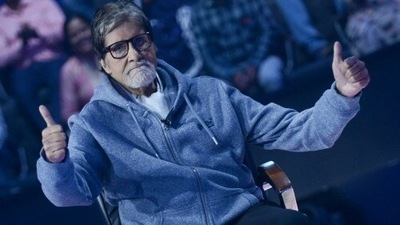 In the pictures from the Kaun Banega Crorepati 13 sets, Amitabh Bachchan wore a street-style hoodie and track pants. (Tumblr)