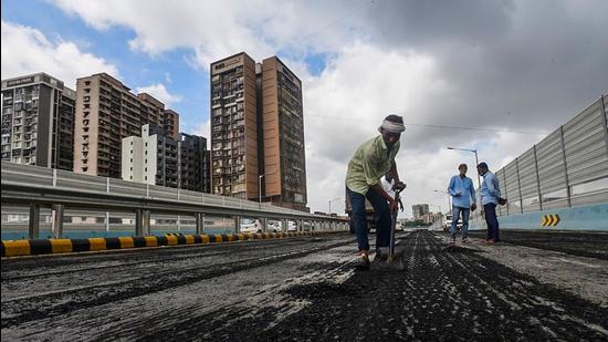 According to BMC officials, the proposed repair work across the city, western and eastern suburbs include a total of 808 city roads, both major and minor. This may cause major traffic jams in city. (Pratik Chorge/HT PHOTO)