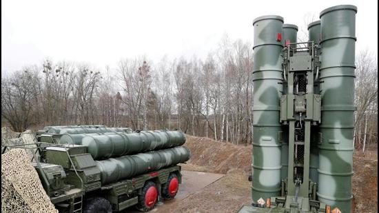 The S-400 ‘Triumph’ surface-to-air missile system after its deployment at a military base outside the town of Gvardeysk near Kaliningrad, Russia. The US defence department has reiterated “concern” over reports of India receiving the first supplies of the Russian S-400 missile defence system. (REUTERS)