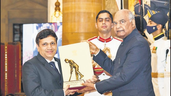 Chess maestro Abhijit Kunte (L), who received Dhyan Chand award from President of India Ram Nath Kovind in New Delhi on November 13, said Pune needs dedicated chess stadium for yearly tournaments. (HT FILE)