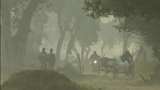 A field is seen blanketed in smog amid air pollution near Mayur Vihar in New Delhi, India on Tuesday. (HT/ Raj K Raj) A field is seen blanketed in smog amid air pollution near Mayur Vihar in New Delhi, India on Tuesday. (HT/ Raj K Raj)