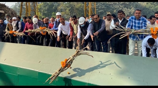 The operations were officially kicked off by chief operations officer SK Sachdeva and other officials after a few farmers who came early on the first day and 10 farmers of 115 identified last season for supplying good quality cane, were felicitated. (HT Photo)