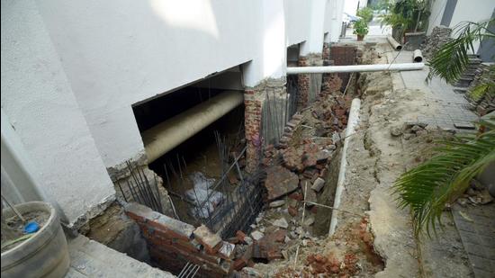 Police said that the victims were engaged in construction work to prevent dampness in the building, when the incident took place on Monday evening. (Sunil Ghosh/HT) Police said that the victims were engaged in construction work to prevent dampness in the building, when the incident took place on Monday evening. (Sunil Ghosh/HT)