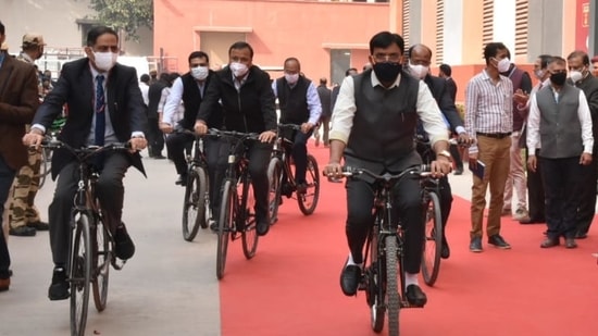 Mansukh Mandaviya cycled to inaugurate the Health Pavilion at the IITF in Pragati Maidan in Delhi.(Twitter/@MoHFW_INDIA)