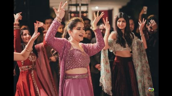 Mimi Song Param Sundari: Kriti Sanon sets the dance floor on fire with her  sizzling moves