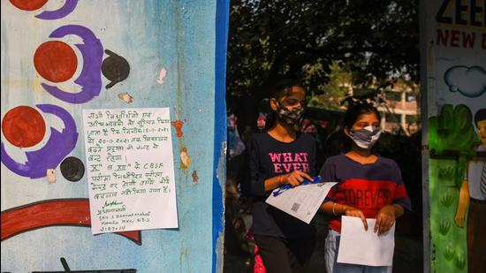 New Delhi, India - Nov. 15, 2021: Students pictured outside a school after authorities on November 13 announced a one-week closure of schools and said they would consider a "pollution lockdown" to protect citizens from the toxic smog, in New Delhi, India, on Monday, November 15, 2021. (Photo by Amal KS / Hindustan Times) (Hindustan Times)