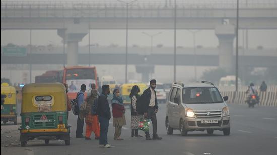 New Delhi, India - Nov. 16, 2021: People are seen wearing warm clothes as the temperature has seen a drop, on NH24, and the AQI is back in the severe category in New Delhi, India, on Tuesday, November 16, 2021. (Photo by Raj K Raj / Hindustan Times) (Hindustan Times)