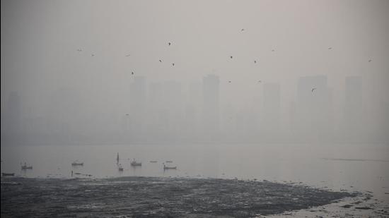 A thick layer of haze over the Arabian sea at Bandra, Mumbai. An AQI of 269 falls in the “poor” category, which, as per the Central Pollution Control Board, can cause “breathing discomfort to most people on prolonged exposure.” (HT PHOTO)